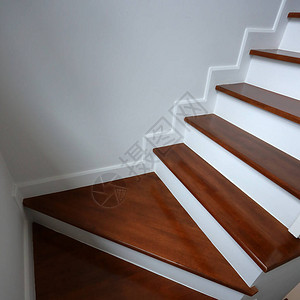 现代住宅中的棕色木质硬木楼梯图片