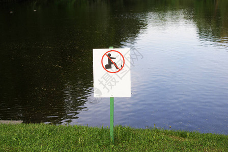 禁止在湖泊或河流中钓鱼的标志图片