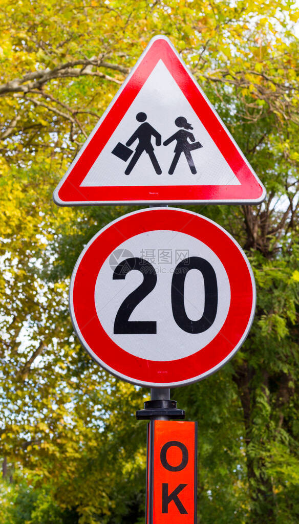 路牌要注意儿童和每小时20公里小时的坡面限制图片