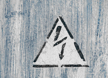 电击三角形标志的旧风险在浅灰色气候背图片