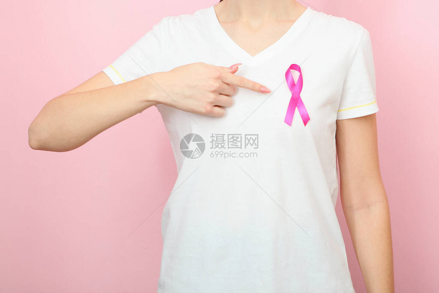 拿着粉色丝带关注乳腺癌图片