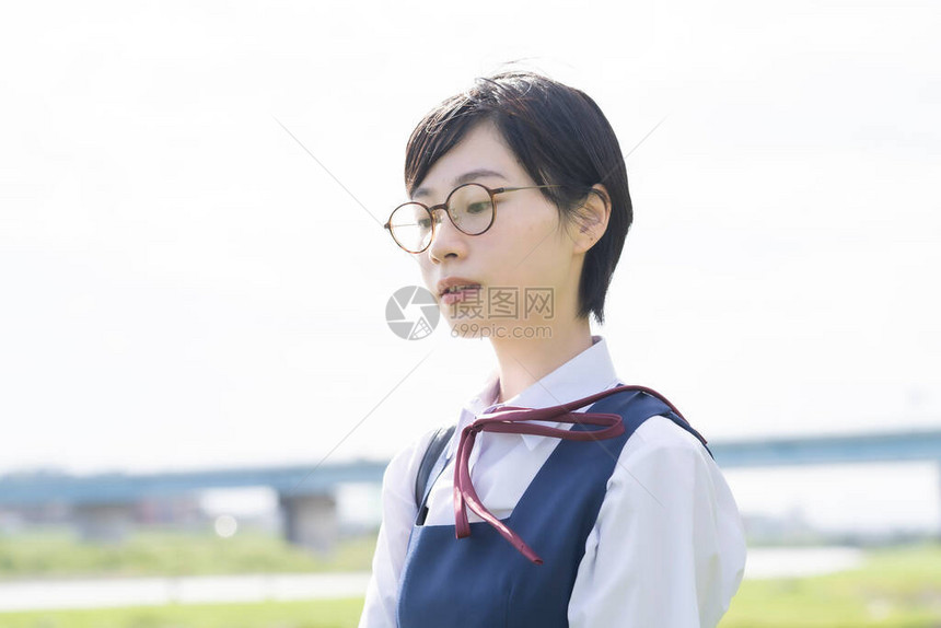 黑色短发戴眼镜的女学生图片