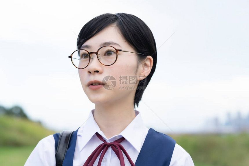 黑色短发戴眼镜的漂亮女学生图片