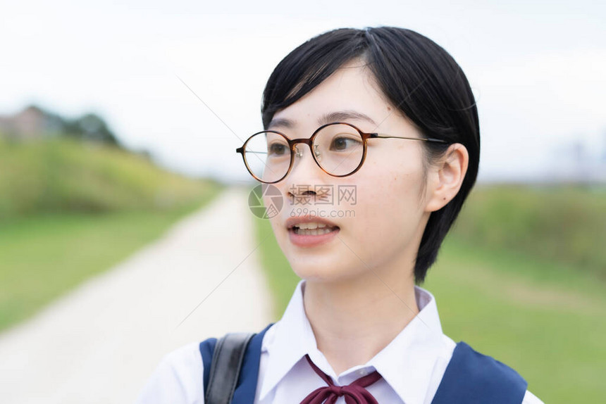 黑色短发戴眼镜的漂亮女学生图片