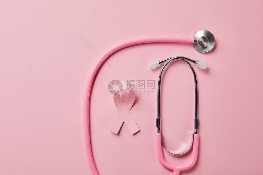 粉红色听诊镜和浅粉色背景图片