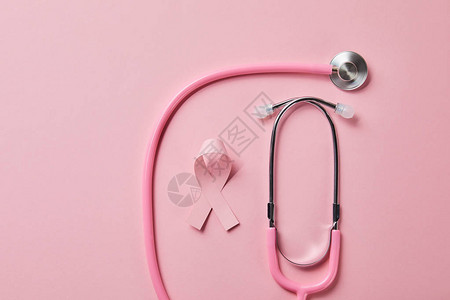 粉红色听诊镜和浅粉色背景图片