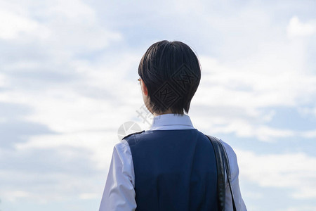 黑色短发的女学生背影图片