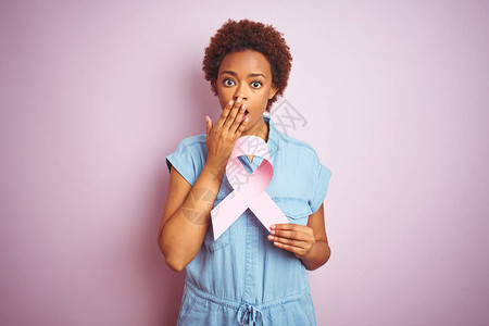 拿着粉红色丝带宣传关注乳腺癌的人图片