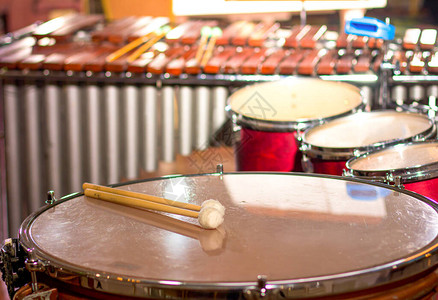 鼓棒在鼓上音乐厅里的大鼓背景图片