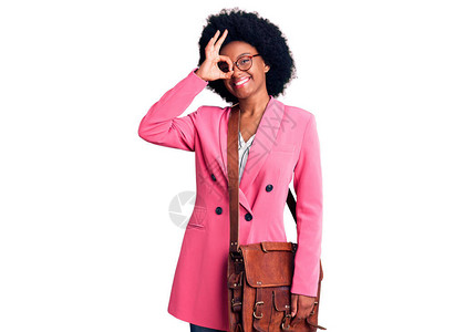 穿着粉色外套的商务女士图片