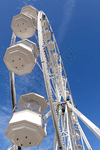 在游乐场的摩天轮特写在蓝天背景图片