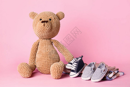 泰迪熊和婴儿鞋图片