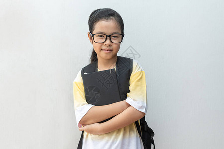 带书包的亚洲女童小学返回学校教图片