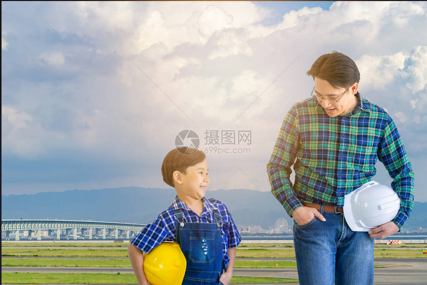 父亲和儿子在现代机场城市一起散步图片
