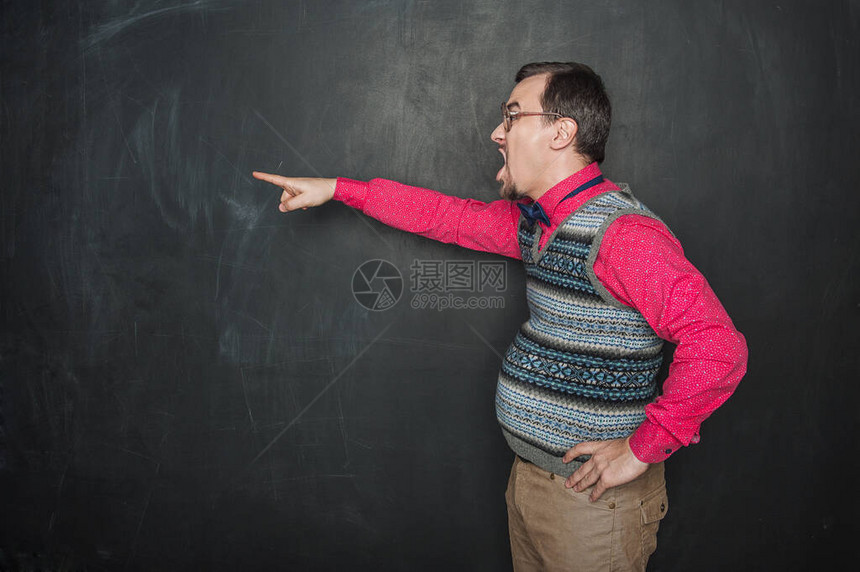 愤怒尖叫的老师在黑板白图片