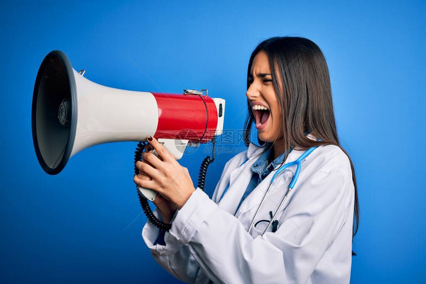穿着医疗白色大衣的西班牙裔女医生在用扩音器抗争时怒吼起来图片