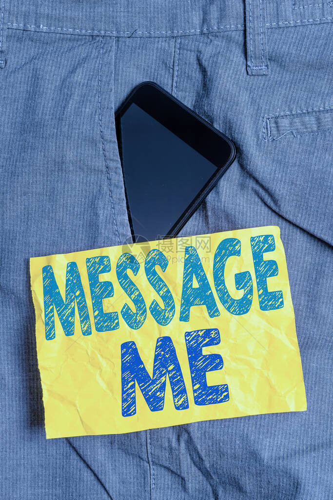 显示MessageMe的书写注释要求某人从一个移动设备发送短文本给您的商业概念Smartphone装置在裤图片