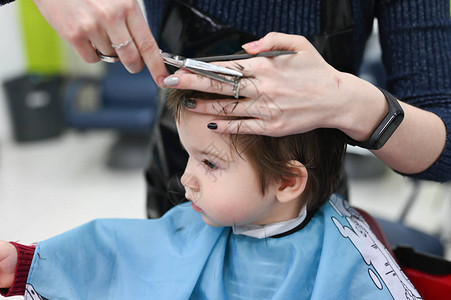 理发男孩01岁孩子在理发店的第一次理发婴儿图片