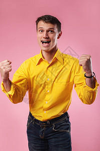 漂亮帅气开朗快乐的男人穿着黄色衬衫的肖像图片