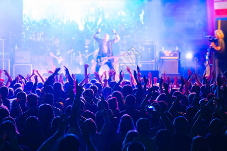 现场摇滚音乐会的风扇在舞台上后视图片