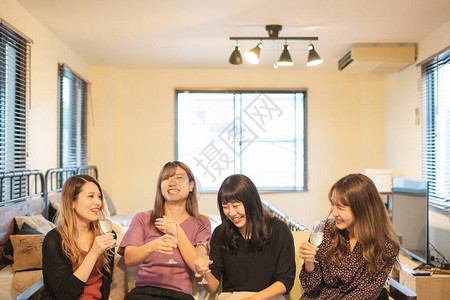 四位女性在室内愉快的聊天图片