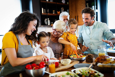 祖父母父母和儿童在厨房里过着快乐的时光图片