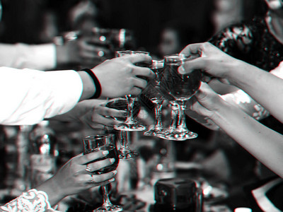 在餐厅的节日派对上一群人亲手勾搭和烤红酒杯3D虚拟现实闪烁效应三图片