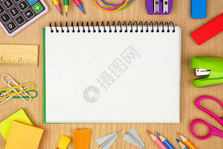 带学校用品框架的空白纸笔记本图片