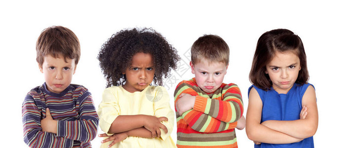 四个不同的愤怒儿童被白人孤立图片
