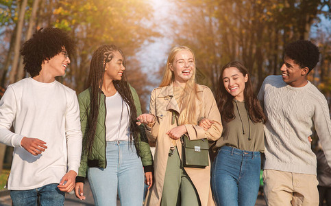 快乐的年轻国际朋友在公共园散步聊天和笑乐青少年在一起共度时光图片