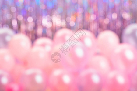 粉色和紫色的气球在色彩多的背景中脱了重图片