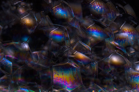 黑色背景气泡中的彩虹图片