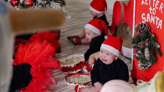 圣诞概念坐在地毯上的小婴儿,其中图片