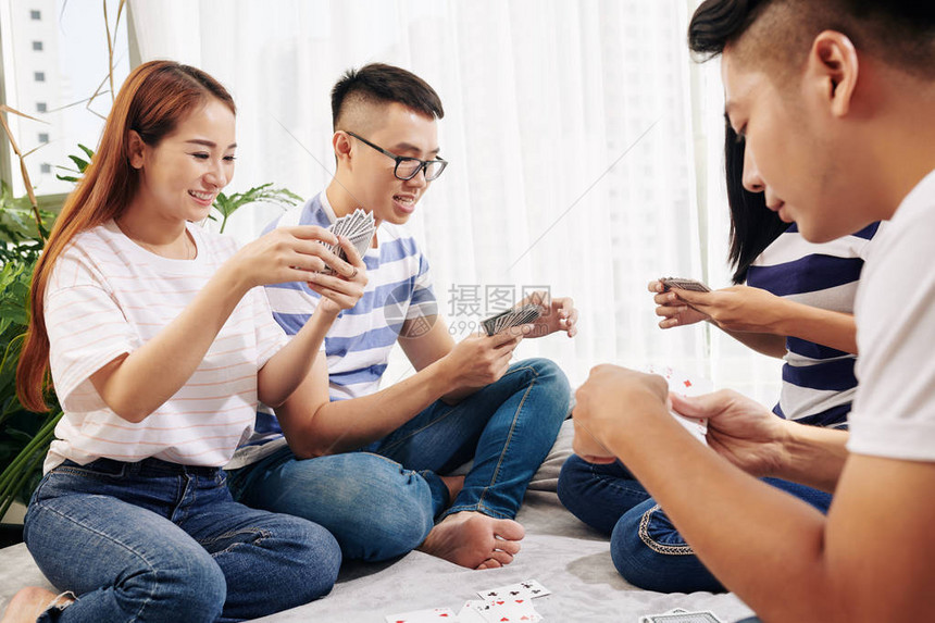 喜悦的亚洲年轻人在家享受与朋友图片