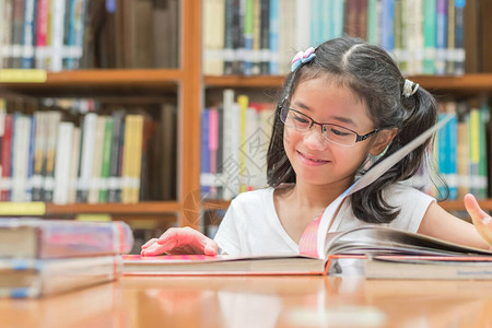 亚洲女童在图书馆或教室学习和阅读书籍的学校教图片