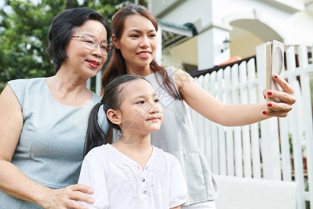 亚洲家庭有3个母亲和3个女儿和祖母的亚洲家庭图片