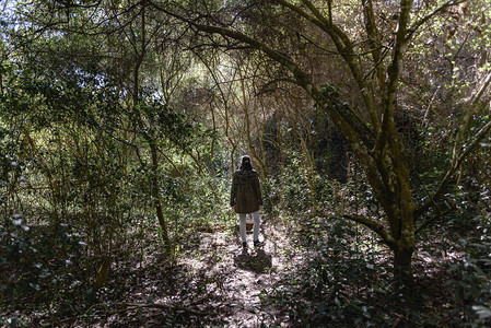站在森林中间的女生图片