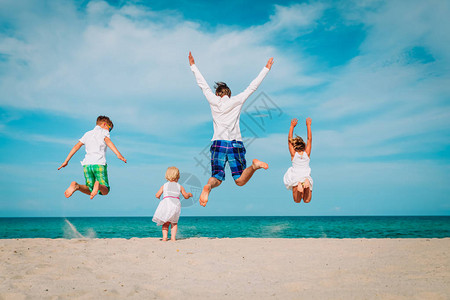 快乐的父亲与孩子男孩和女孩在海背景图片