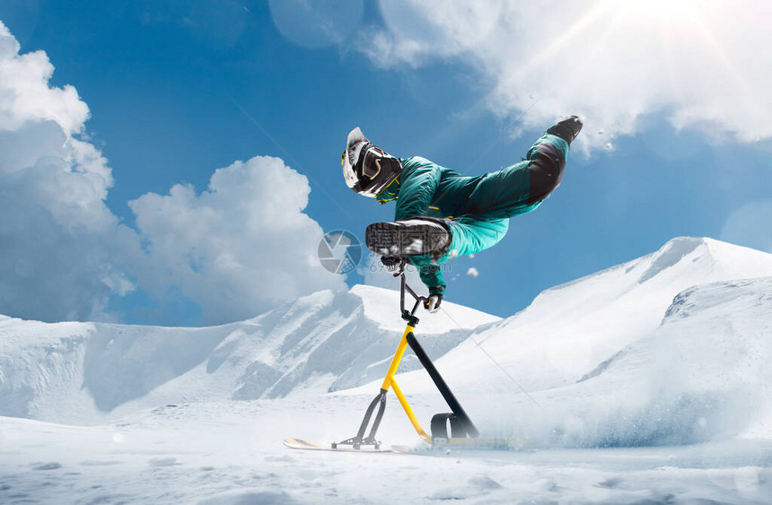 雪地滑板车雪地自行车极限冬季运动图片