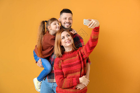家庭在彩色背景下自拍图片