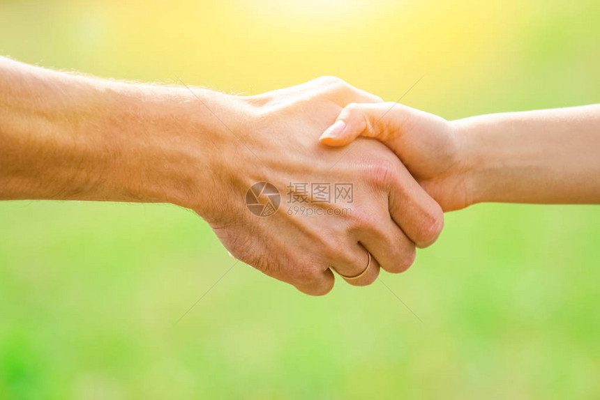 快乐情侣的双手在夏日图片