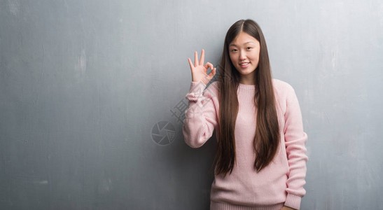 白墙上的年轻妇女微笑着正面图片