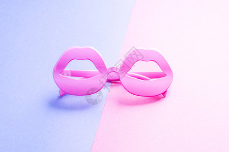 粉红辣椒嘴唇形状的眼镜在糊面双胞胎上流行图片