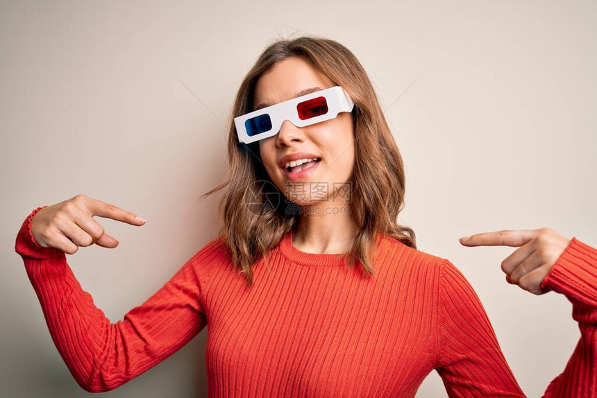 年轻的金发女孩戴着3D电影眼镜图片