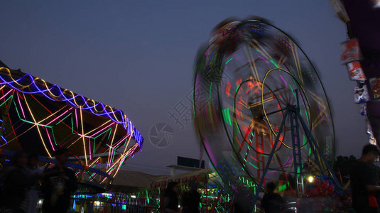 晚上夜景的游乐园背景图片