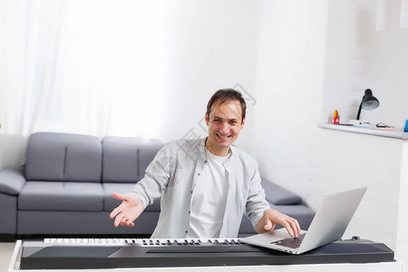 一个人在家中用电脑在线弹钢琴自学待在家里和在图片