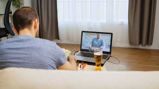 男人和电脑视频的朋友下棋图片