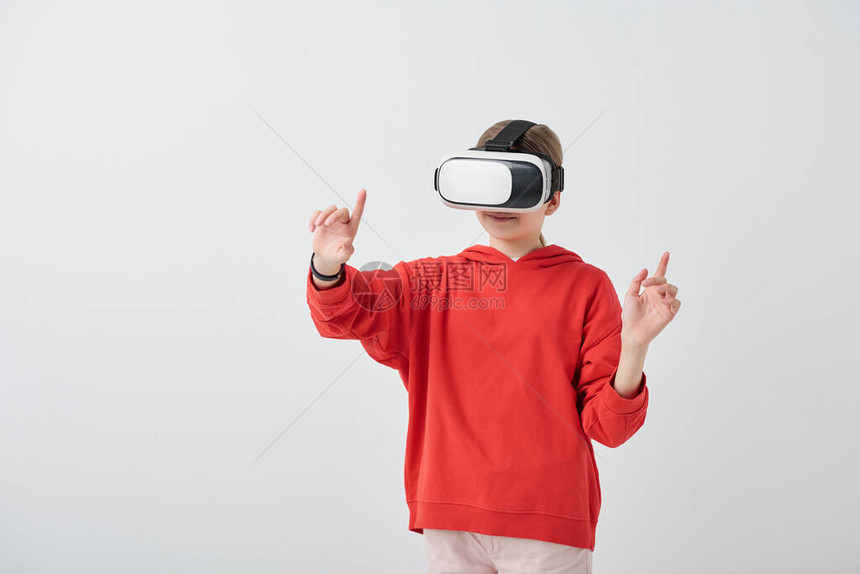 在VR模拟器中享受虚拟现实时图片