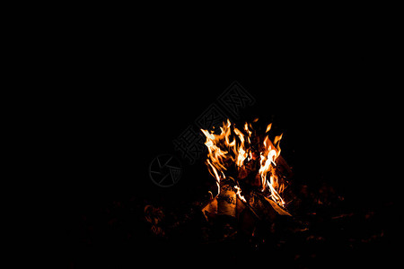夜火中的橙色火焰图片