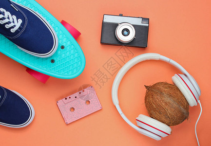 时装外观滑板运动鞋反光相机戴耳机的椰子和图片